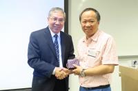 Prof. Chan Wai-yee (left) presents souvenir to Prof. Zheng (right)